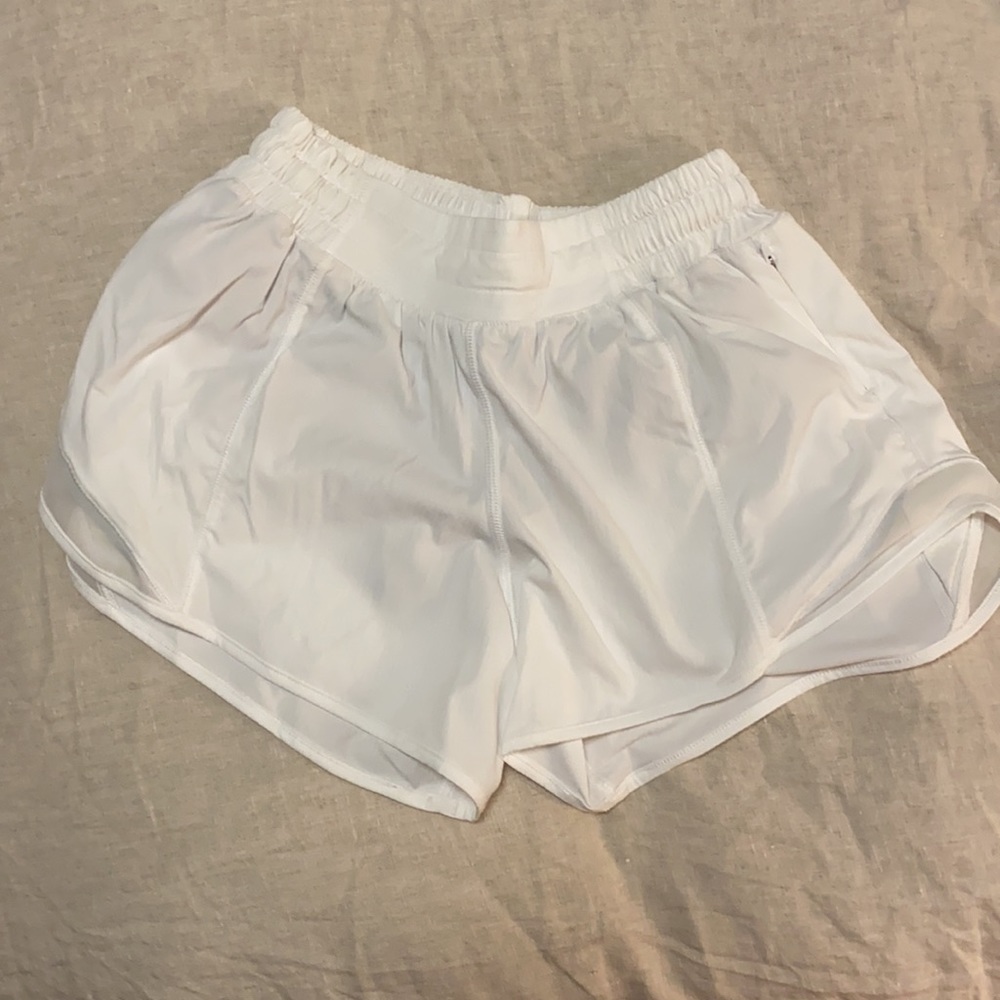Lululemon Hotty Hot LR Short 4 Lined White size 4
